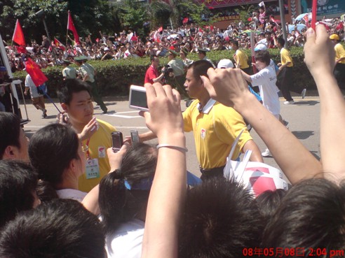 人生就是博集团员工喜迎奥运圣火