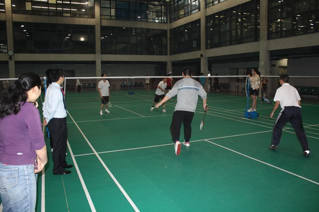 人生就是博集团举行第一届羽毛球角逐